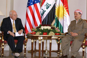 Dick  Cheney,  Başkan Barzani'ye   Başkan  Bush'un  resmi  davetiyesini getirdi.