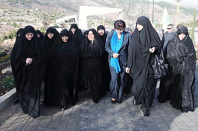 Şer Cephesi Komutanı Ahmedinejad Kılıcını Kuşandı