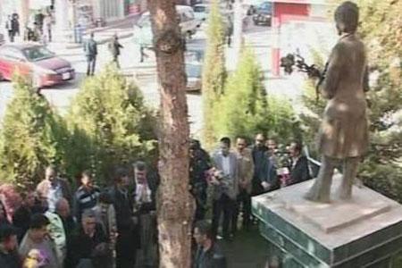 Helebcê: peykera Danielle Mitterand hate danîn