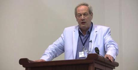 Genozid-Leugner Norman Stone referiert in Deutschland